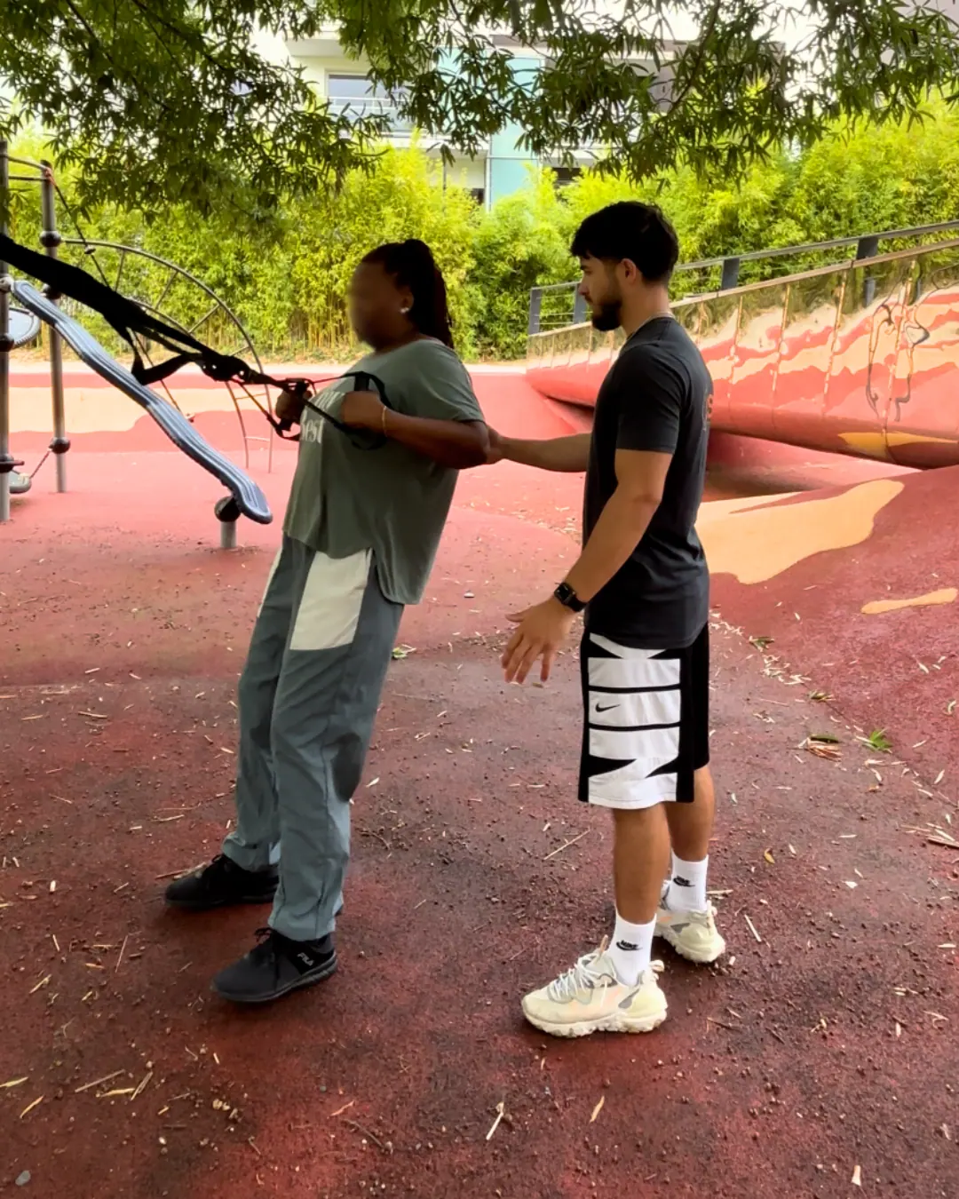 Evan Perdriau en séance de coaching sportif au poids du corps en plein air, avec une cliente.