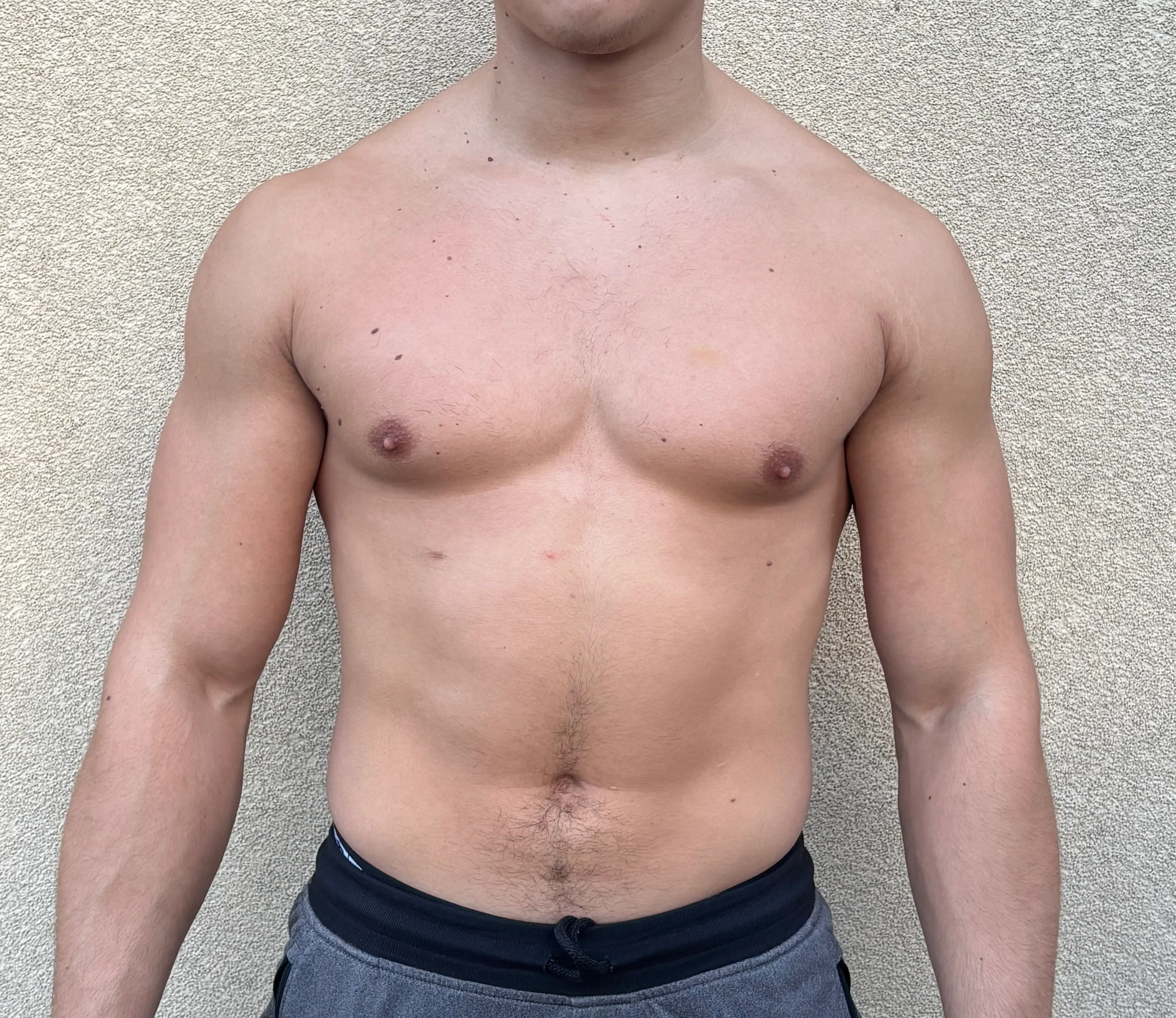 Résultat après 2 ans coaching personnalisé, le client Damien a pris 15kg de masse musculaire et a réduit son taux de masse grasse de 6%.